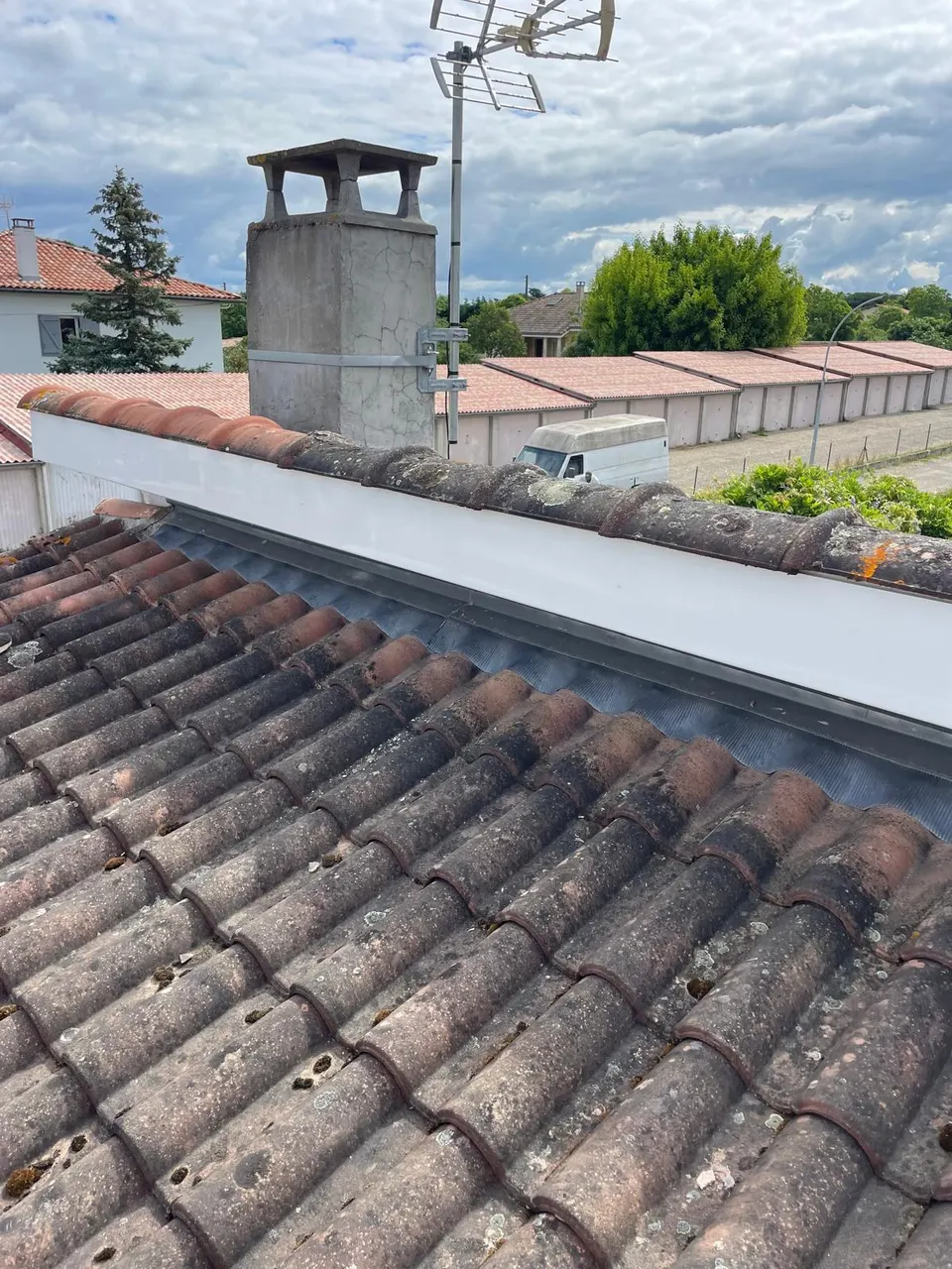 Chéneau zinc et couvertine repris en rive de toiture à Montbeton, sur une couverture en tuile canal