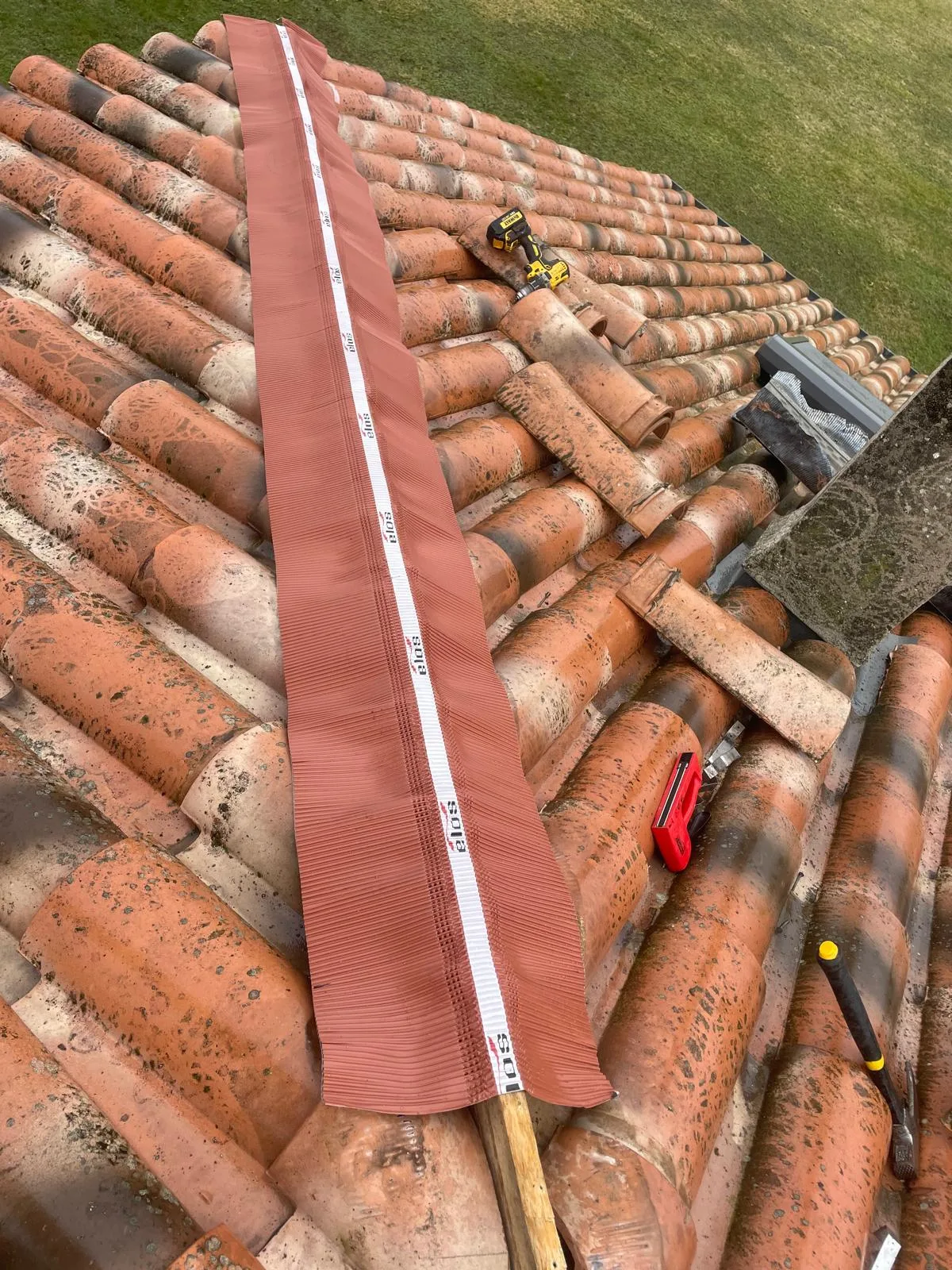 Closoir de faîtage ventilé posé à Saint-Étienne-de-Tulmont, en remplacement d'un faîtage scellé au mortier
