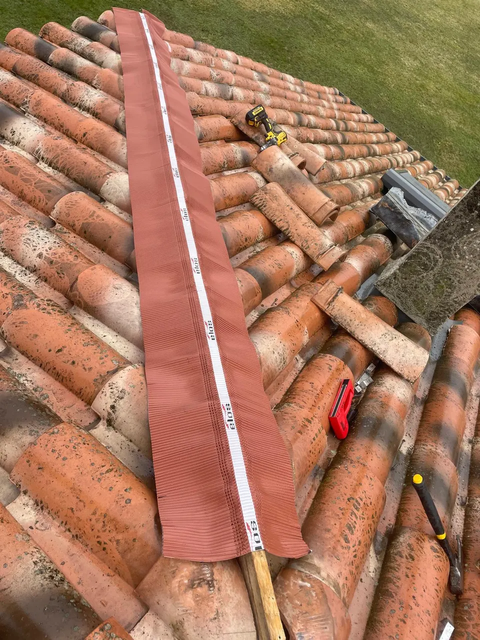 Closoir de faîtage ventilé posé à Saint-Étienne-de-Tulmont, en remplacement d'un faîtage scellé au mortier