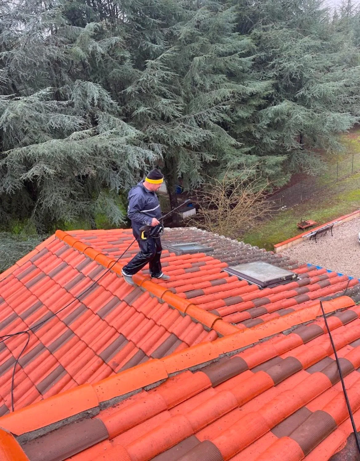 Traitement de couverture appliqué à Montbeton sur une toiture propre et sèche, après dépose des mousses